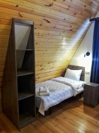 Отель Twins Achkhoti Степанцминда Классический трехместный номер-8