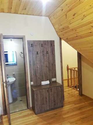 Отель Twins Achkhoti Степанцминда Классический трехместный номер-10